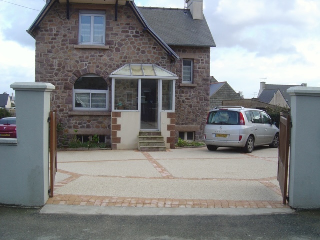 Maison avec soutenement en schiste
